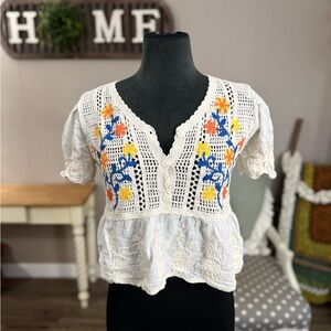 Valija • Embroidered Crochet Crop Top